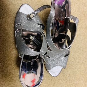 Women’s high heel silver shoe
